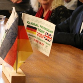 powiększ zdjęcie: Przekazano deklarację pokoju i przyjaźni Wuppertalu z Legnicą