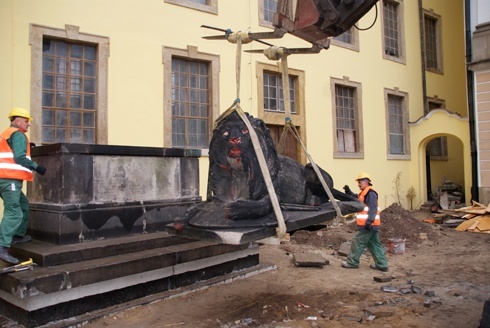 Lew wrócił na cokół