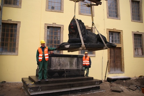 Lew wrócił na cokół