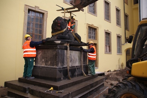 Lew wrócił na cokół