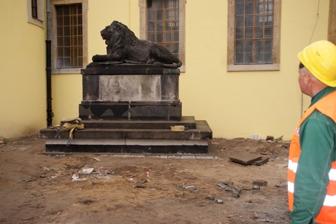 Lew wrócił na cokół