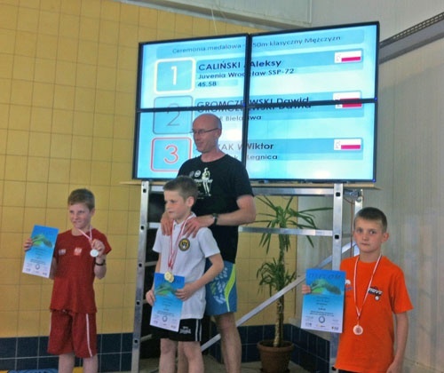 UKS Delfinek z drużynowym pucharem pływackim za zwycięstwo