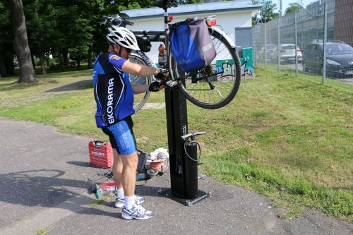 rowerzysta przy stacji naprawy rowerów